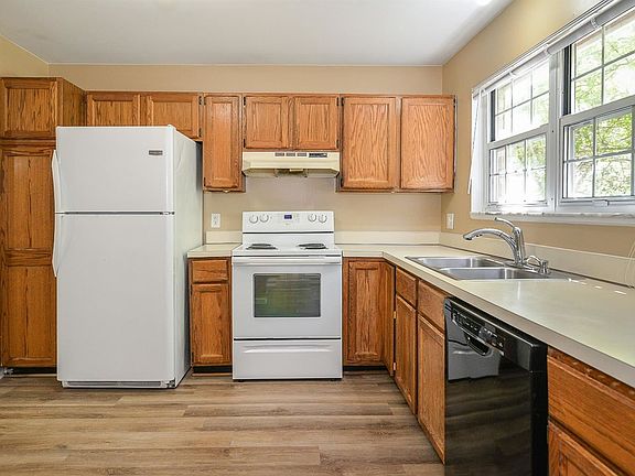 3rd image of 3560 Burbank Dr