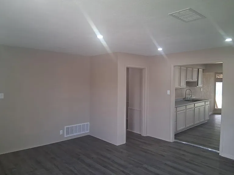 1402 Wood St — Photo 8