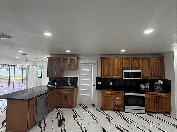 4th image of 1422 NW 20th St