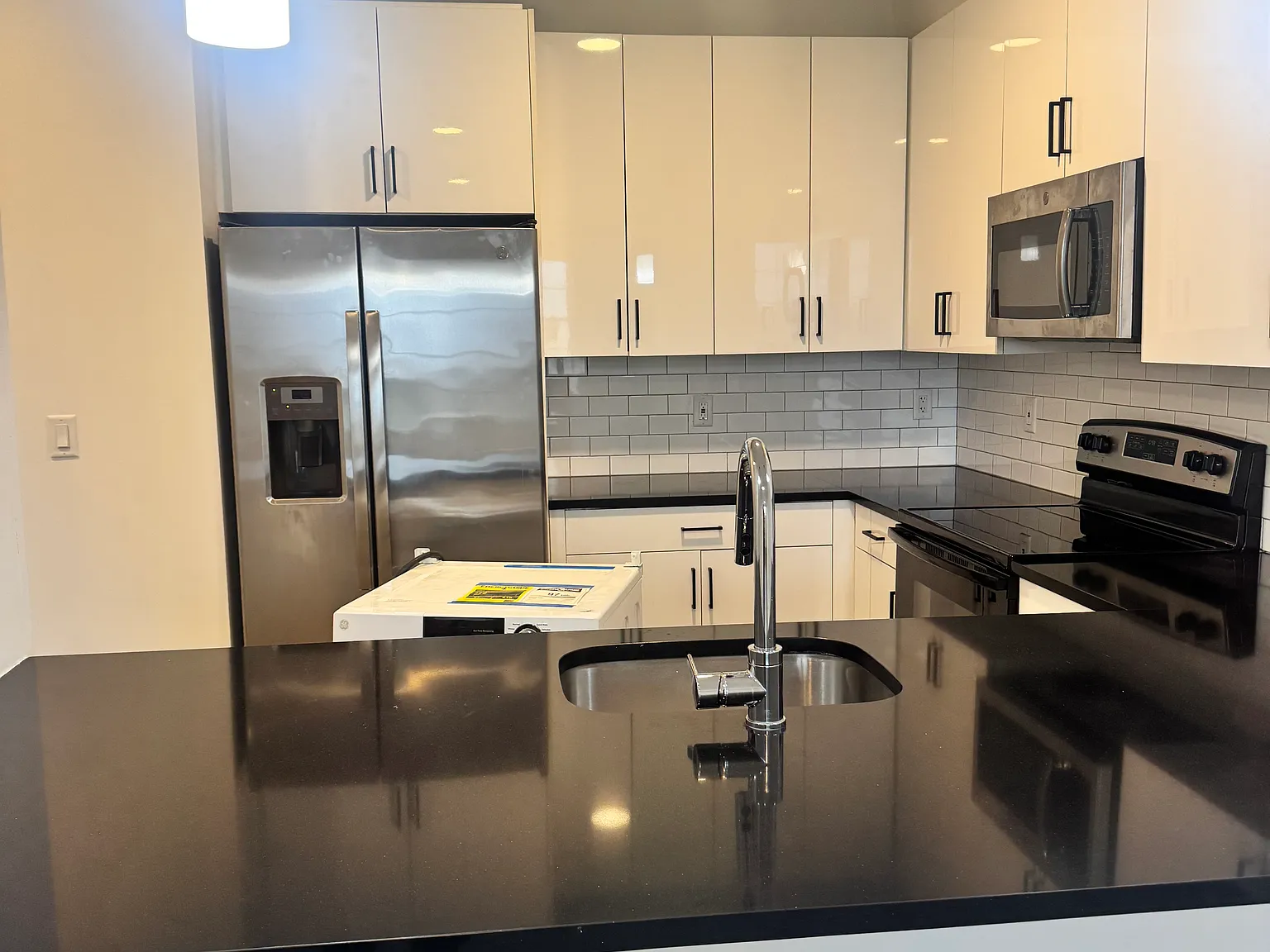 1 bed, 770 sqft, $2,400 — Photo 2