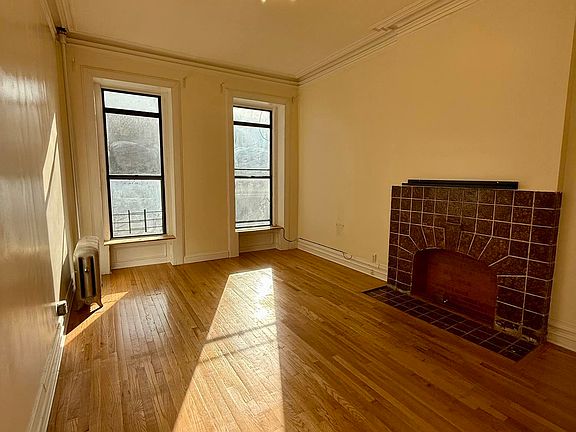 4th image of 627 Willoughby Ave #1E