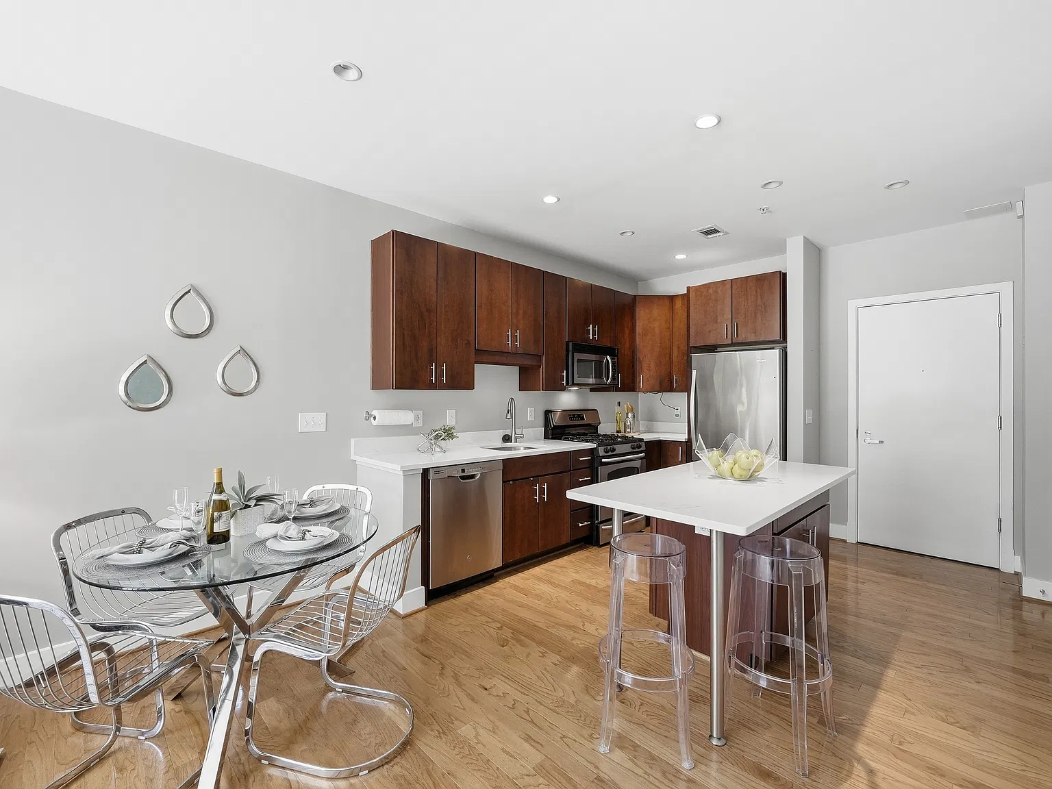 1 bed, 716 sqft, $2,100 — Photo 3