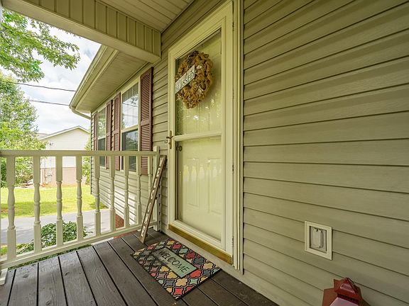 4th image of 238 Chimney Top Ln