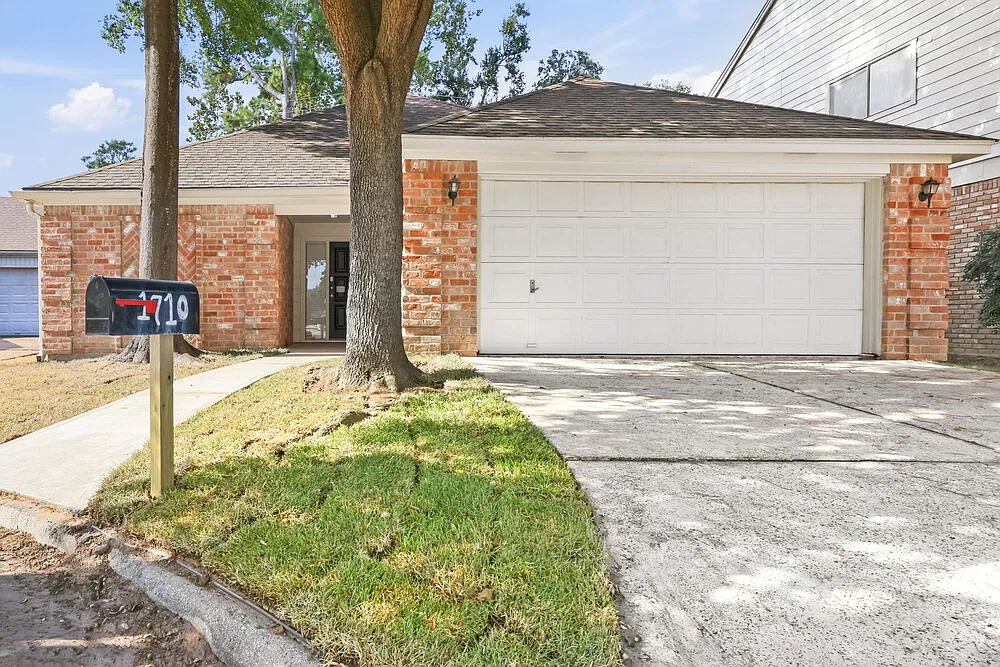 3 bed, 2.0 bath, 2112 sqft, $2,130 — Photo 1
