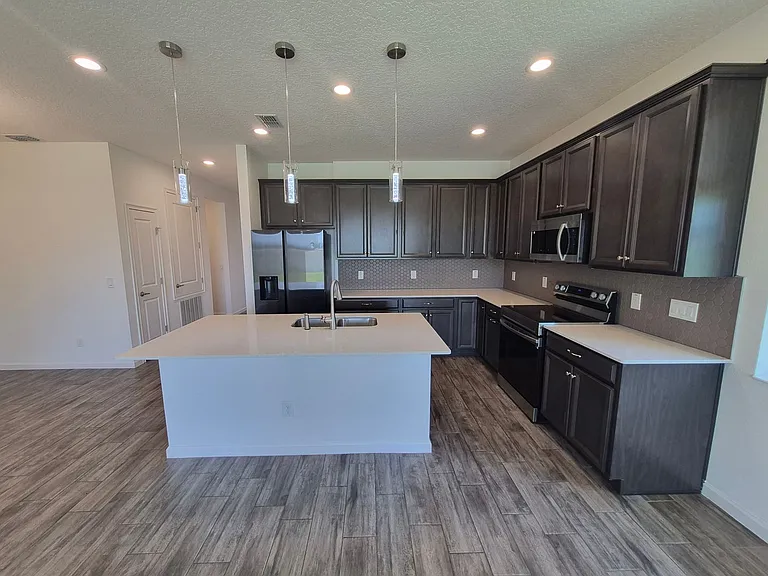 1257 Hendon Loop — Photo 3