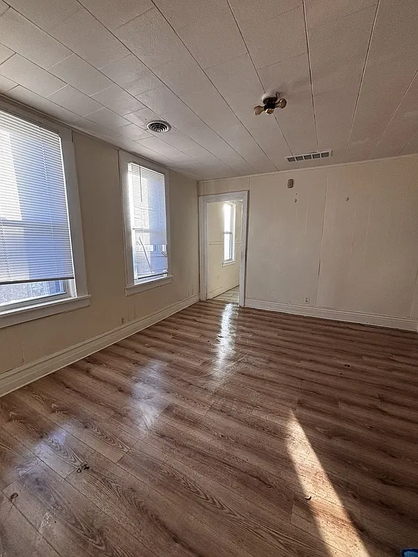 3 bed, 1.0 bath, $1,100 — Photo 3