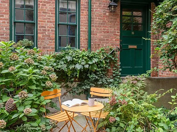 10 Pomander Walk APT 1, New York, NY 10025