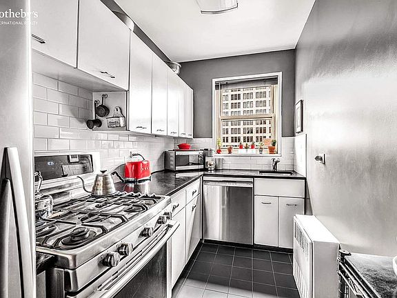 3rd image of 40 E 9th St APT 8K