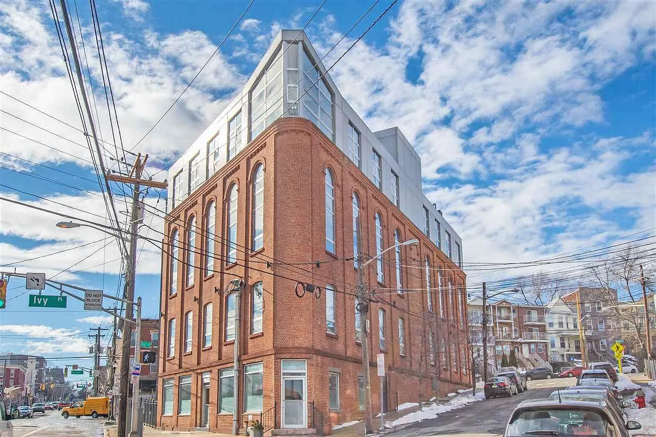 1 bed, 870 sqft, $2,550 — Photo 1
