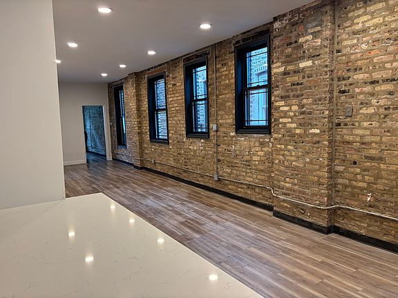 5th image of 4431 N Broadway St Unit 2