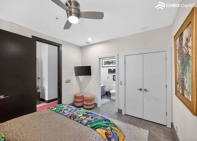 Smart TV and ceiling fan in Van Gogh suite