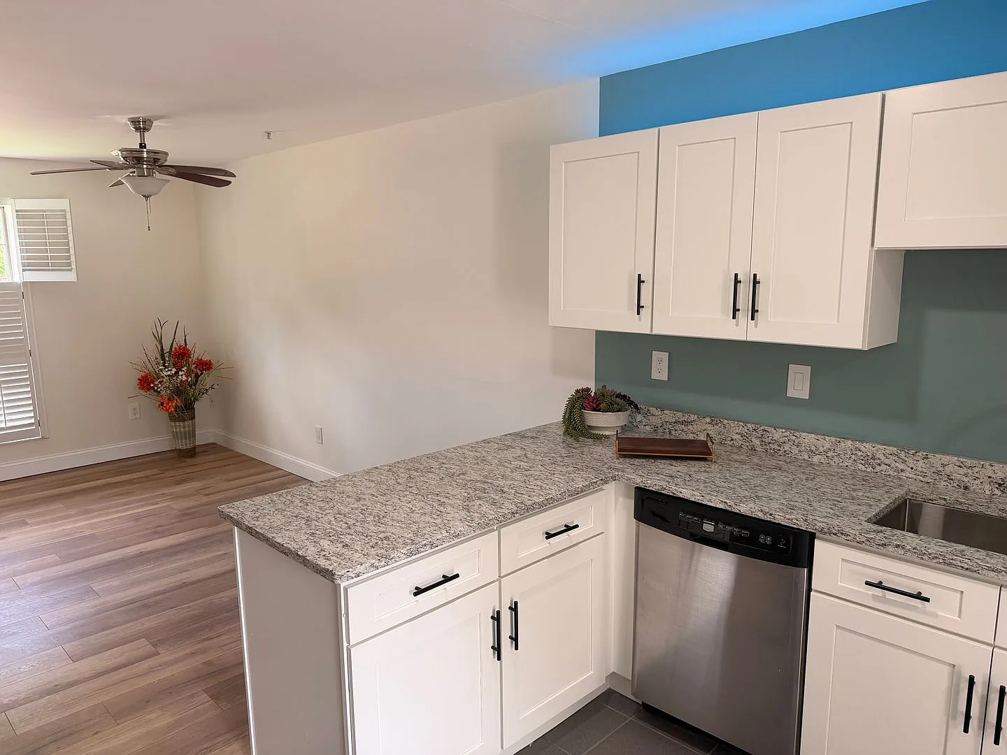 Renovated Premium 3 Bed Condo — Photo 2