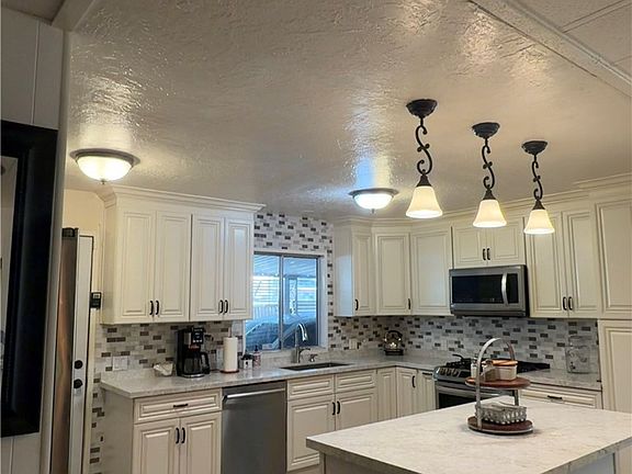 5th image of 1025 S Lyon Ave