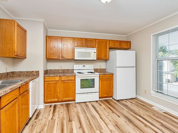 5th image of 79 Woodlee Rd APT 3