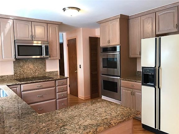 4th image of 10 Thornwood Cir