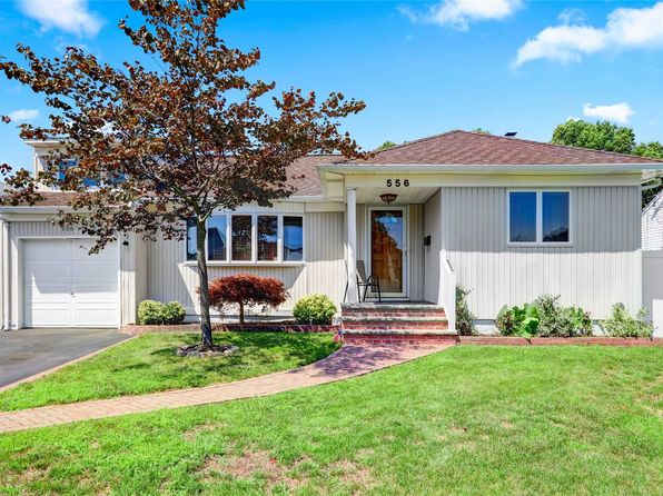 556 N Oak St Massapequa Ny 11758 Zillow