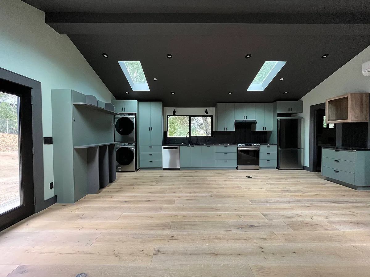 Murphy Queen bed, Washer/Dryer in unit, Pantry, Modern Kitchen with outlet for island kitchen table, Coffee bar - 25980 Todd Ln #A