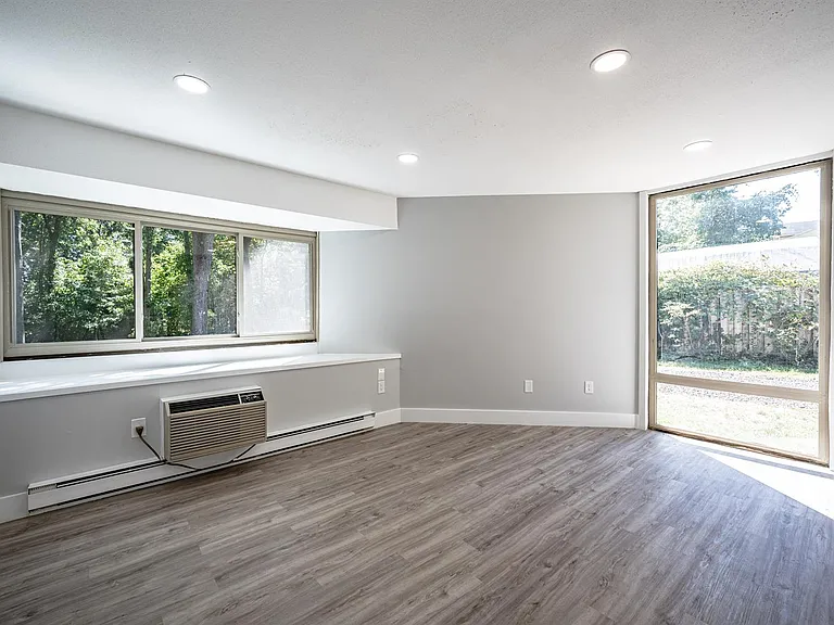 Whitewood Pond Apartments — Photo 7