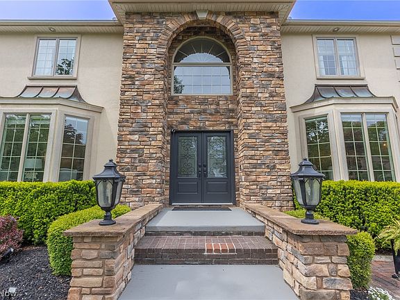 3rd image of 74 Oak Tree Dr