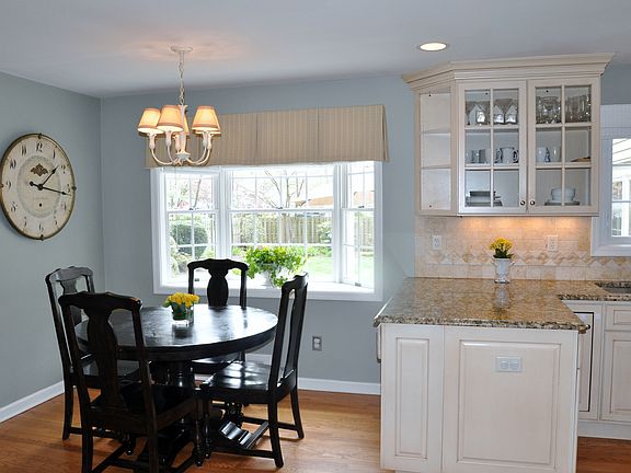 Eat-in Kitchen w/ granite 