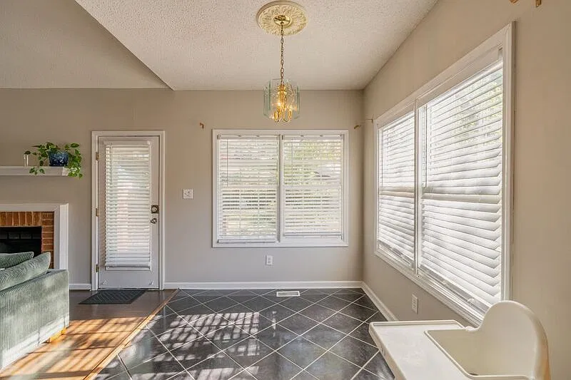 4 bed, 3.0 bath, 2012 sqft, $2,450 — Photo 3