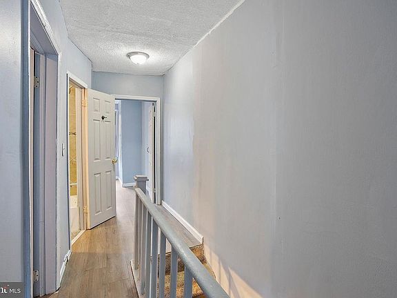 5th image of 858 E Willard St