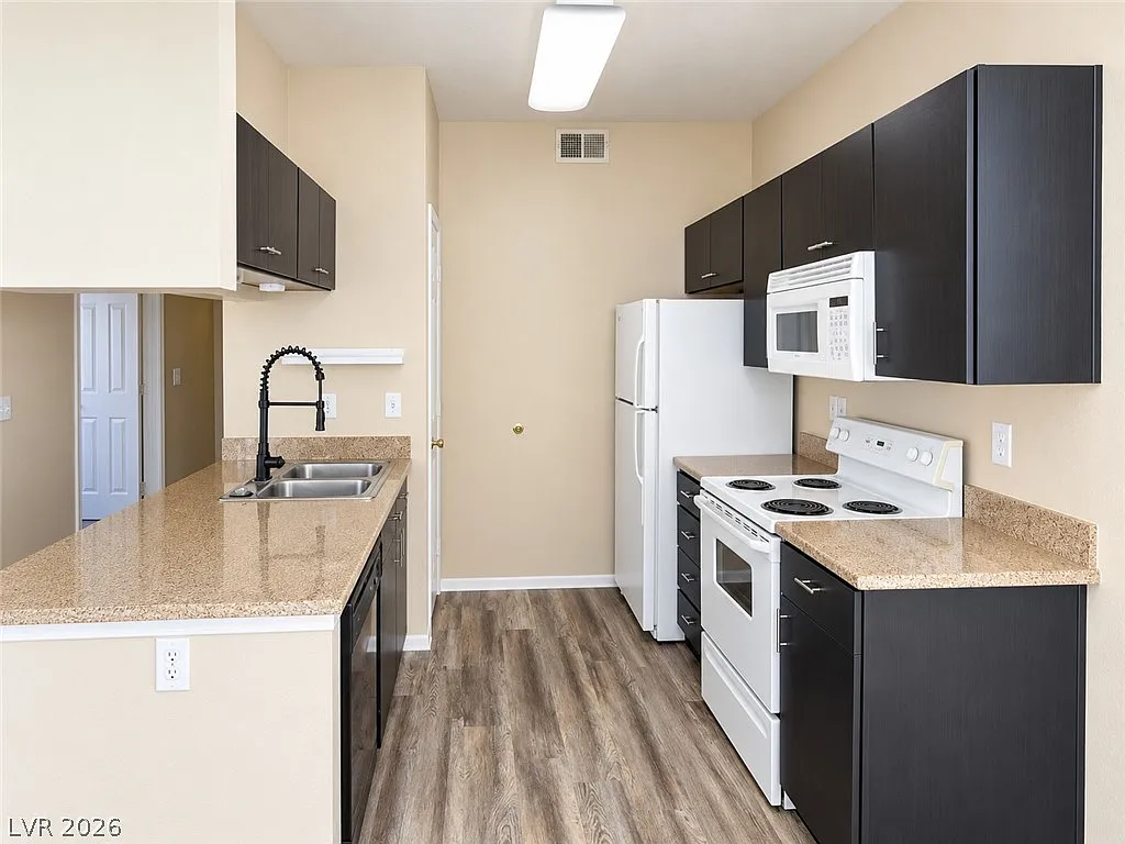 2 bed, 1.0 bath, 926 sqft, $1,550 — Photo 3