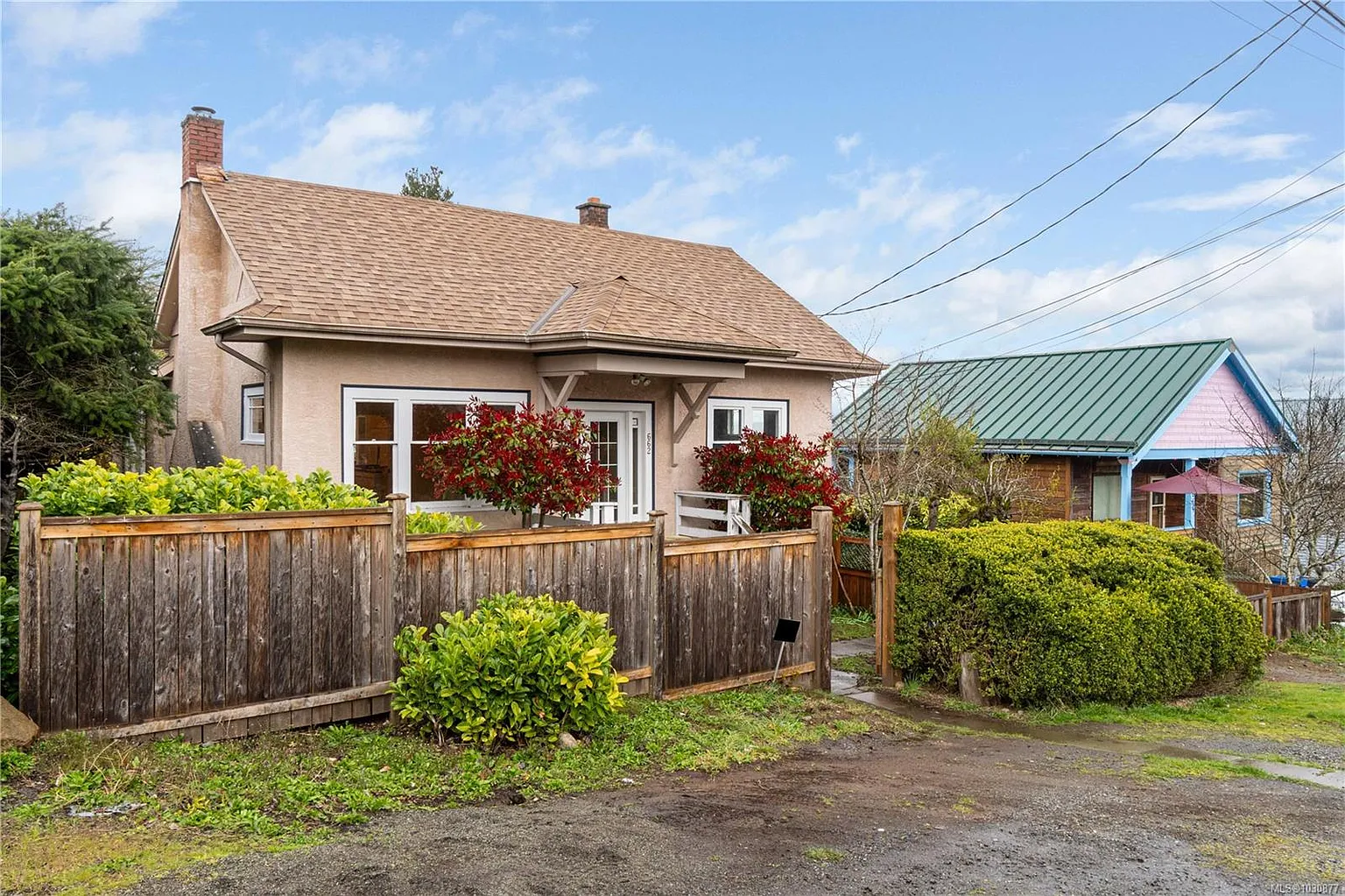 662 Farquhar St photo 1