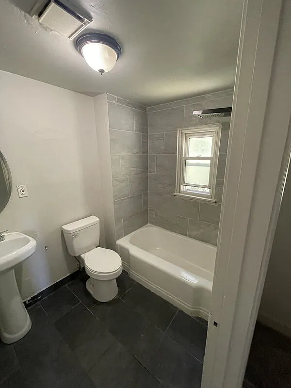 3 bed, 1.5 bath, 1251 sqft, $1,795 — Photo 3