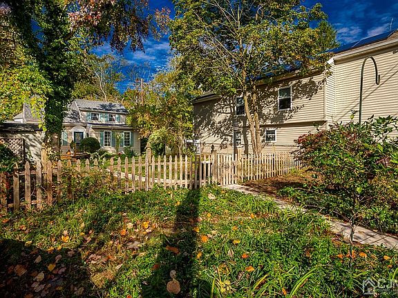 4th image of 30 Kossman St