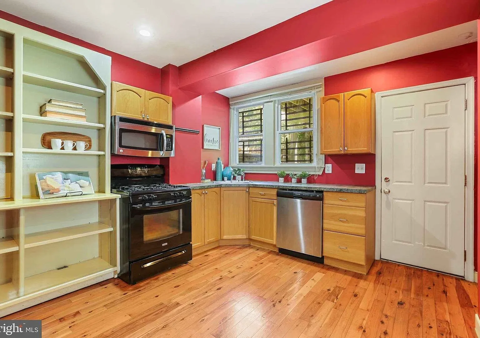 Fabulous 2bd/1.5ba Upper Fells Rowhome w/ CAC & W/D--Available 12/15 — Photo 1