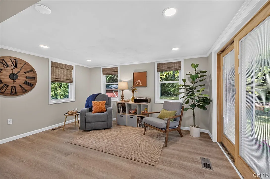 3 bed, 1.0 bath, 1610 sqft, $3,200 — Photo 2