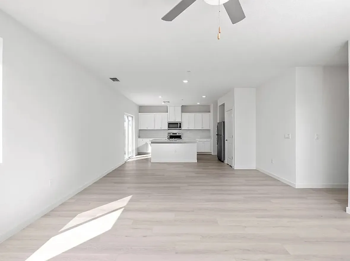 5 bed, 2207 sqft, $3,595 — Photo 3