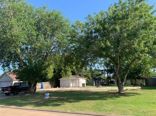 8 Texian Trl N, Angleton, TX 77515