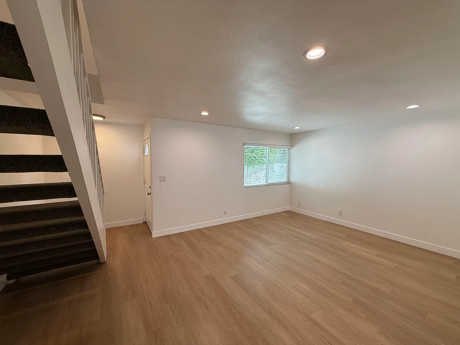 3 bed, 1200 sqft, $3,300 — Photo 4