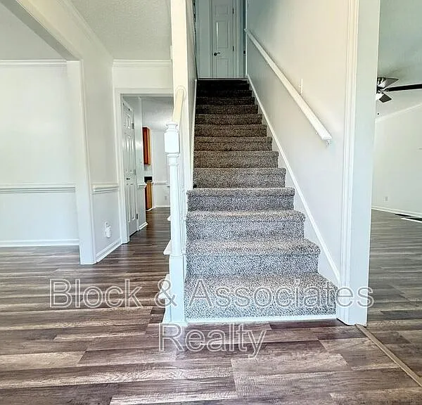 401 Holly Berry Ln — Photo 3