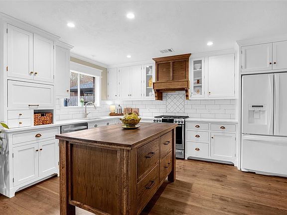 3rd image of 21522 Oak Arbor Way