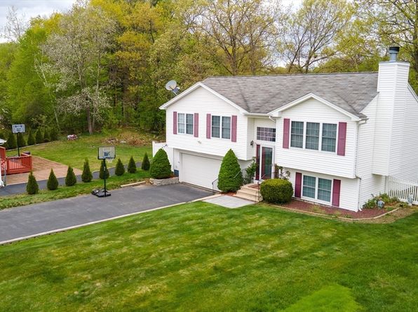 13 Oak Leaf Cir, Worcester, MA 01603