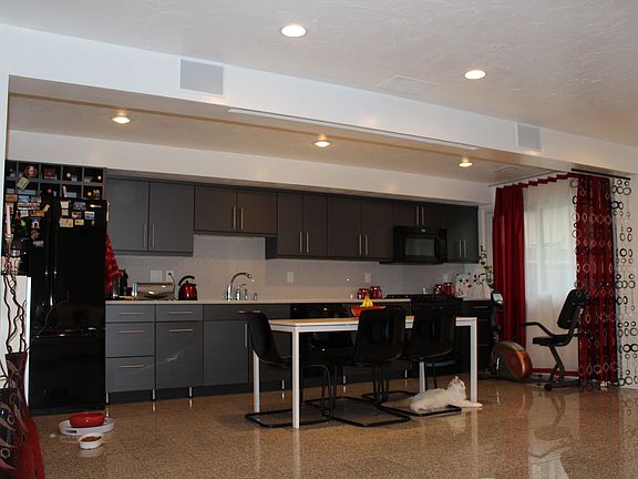 Spacious eat-in kitchen