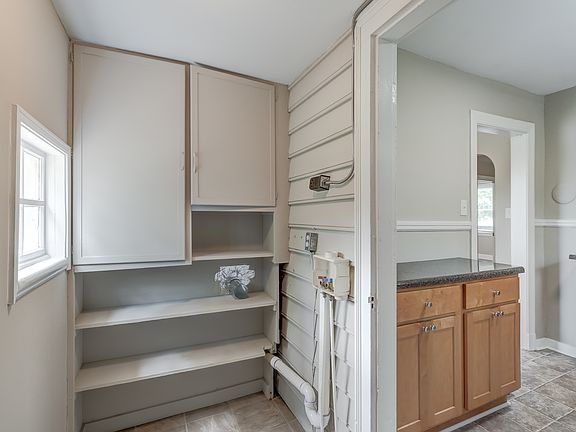 3rd image of 2707 Wellington St