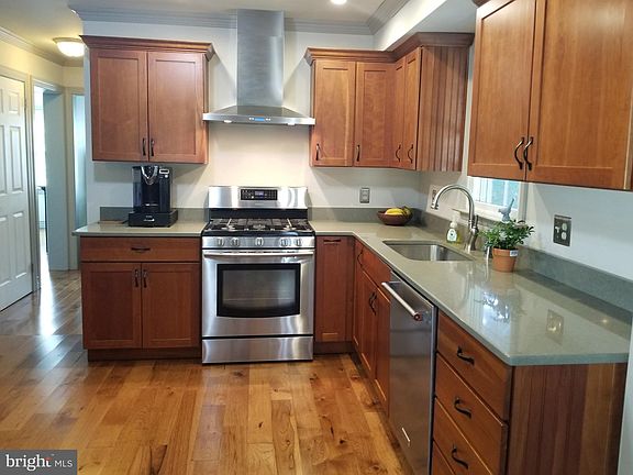 3rd image of 18 Berkley Dr