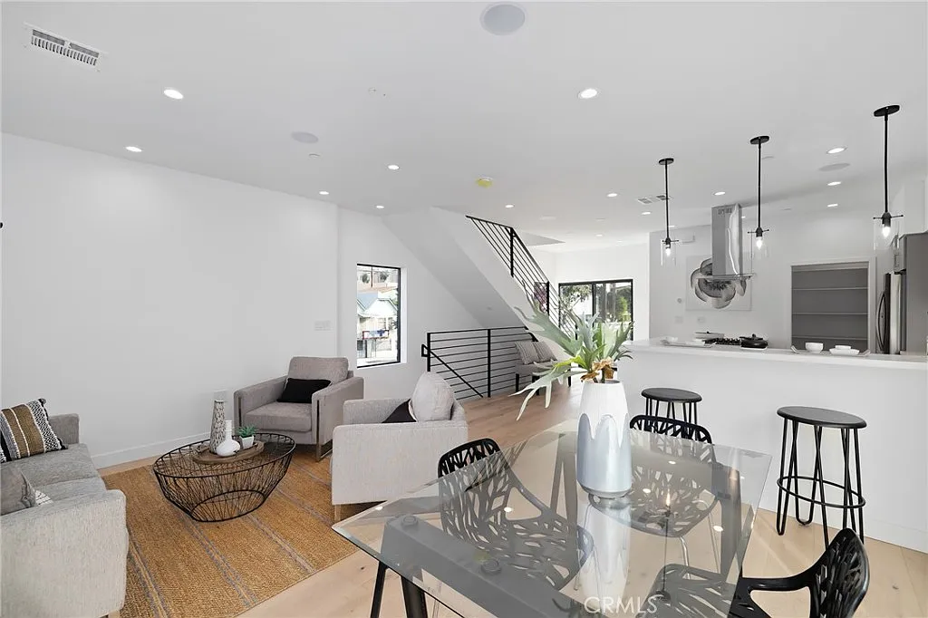 4 bed, 4.5 bath, 1973 sqft, $5,400 — Photo 3