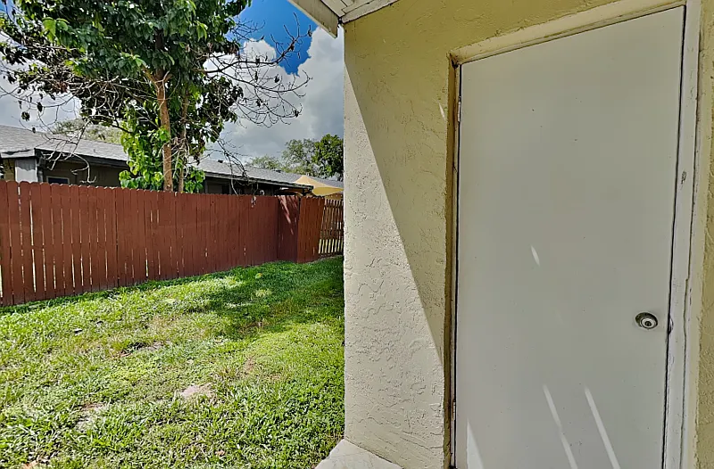310 Cherokee Ct — Photo 2