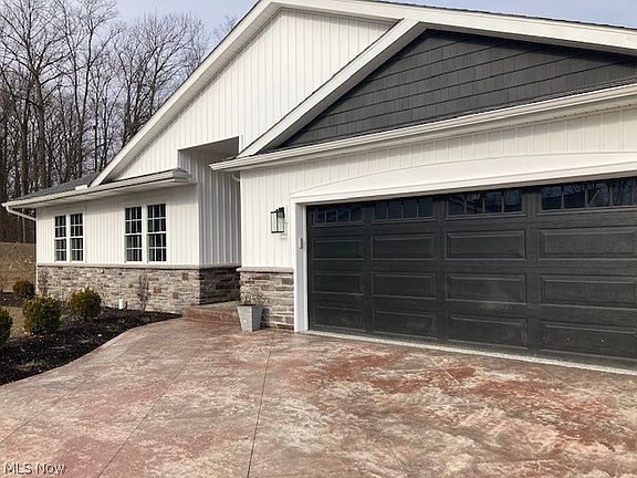 2nd image of 987 Pin Oaks Dr