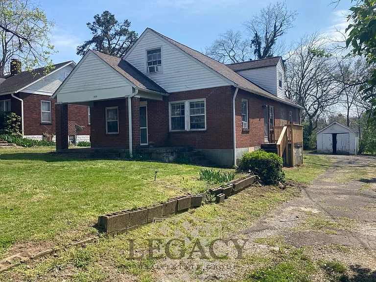 1606 E Sharpe Ave — Photo 3