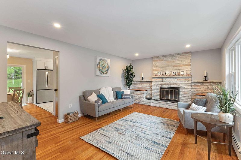 4th image of 34 Wolfert Avenue