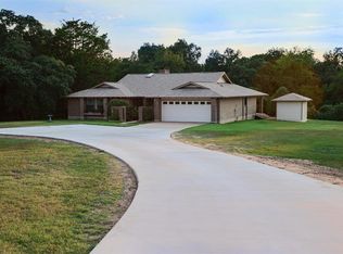 4 Creekwood Dr, Schulenburg, TX 78956
