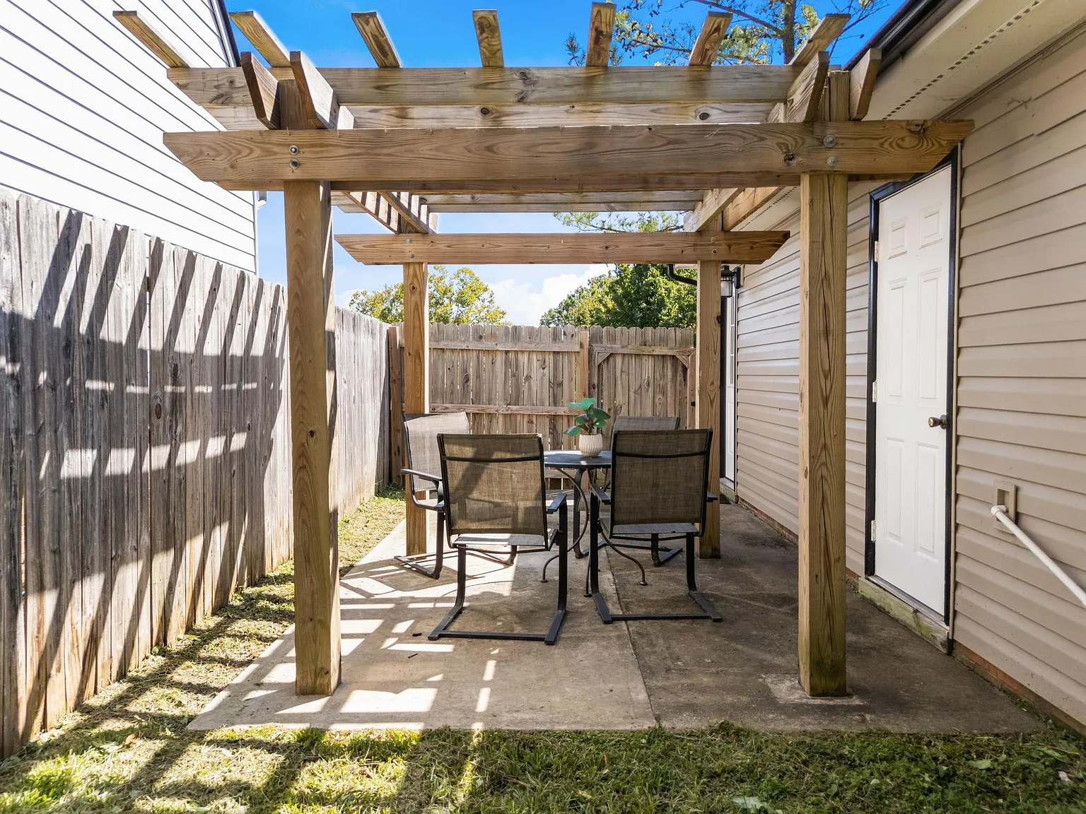 4 bed, 2.0 bath, 1400 sqft, $1,070 — Photo 3