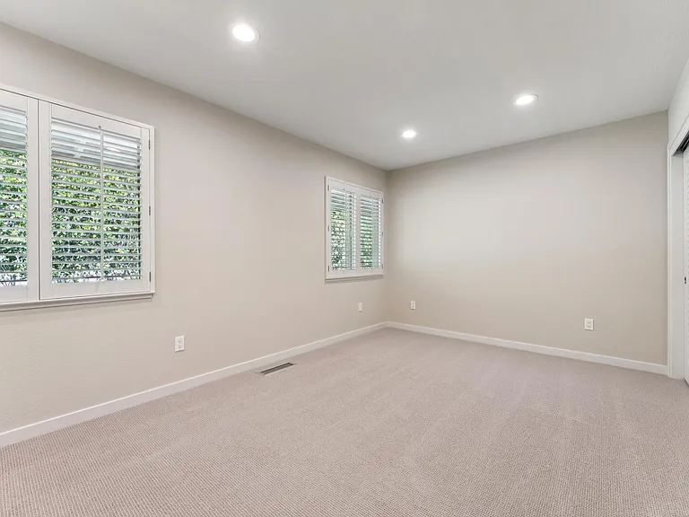 61 Bradley Ave — Photo 28