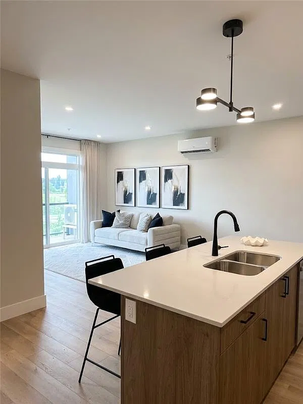 30 Waterloo St. — Photo 2